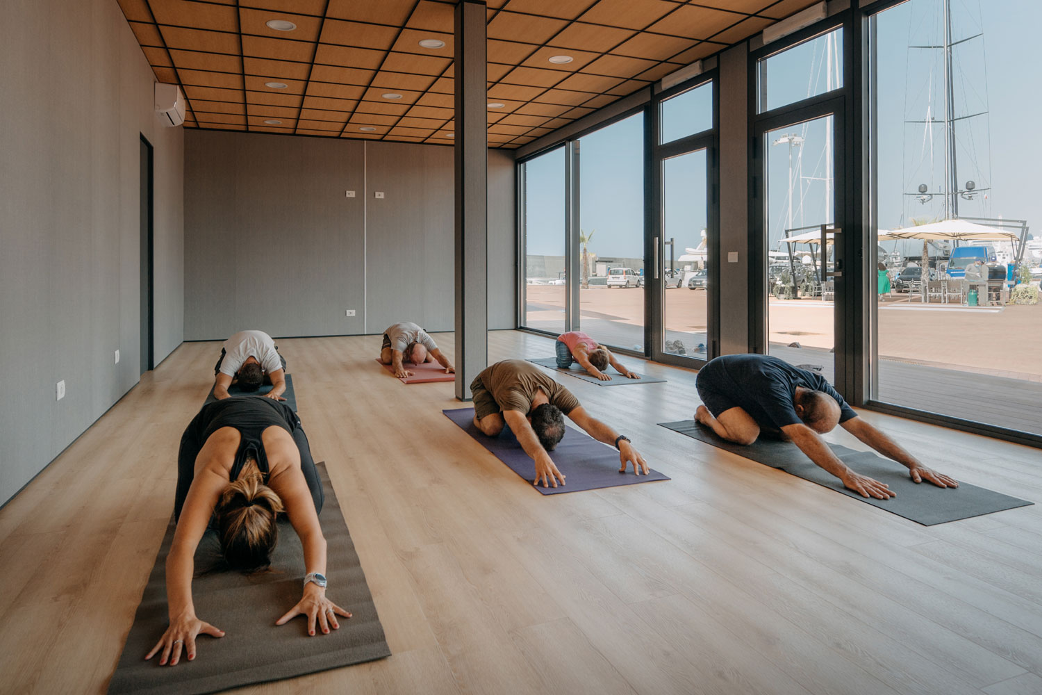 Esercizi-d-igruppo-nello-studio-di-yoga